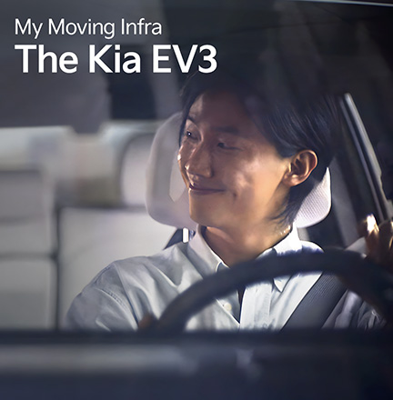 운전 중인 EV3 운전자와 동승자 이미지