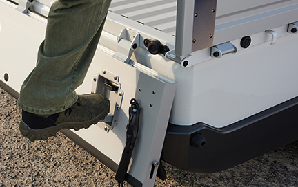 접이식 보조 스텝(리어 데크 게이트 내측)